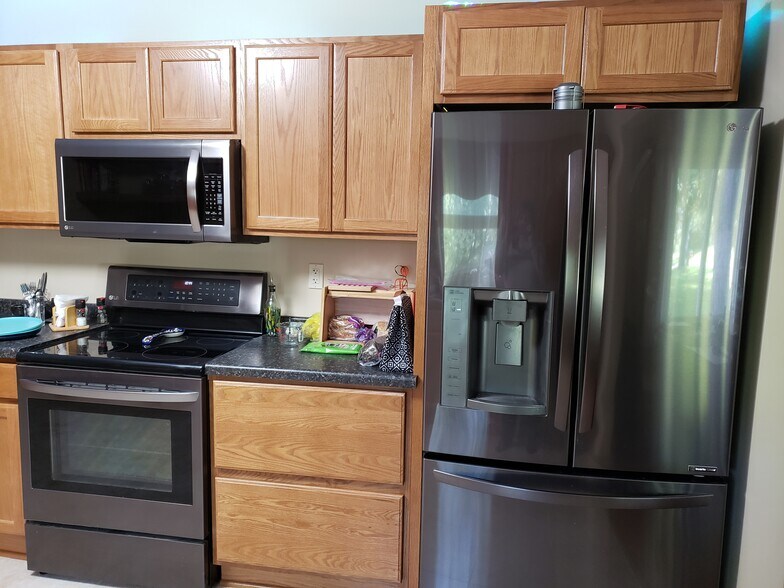 Kitchen - 2267 S Syene Rd