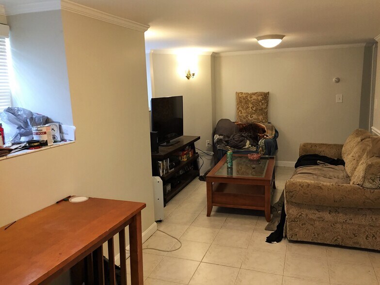 Building Photo - 519 Main St