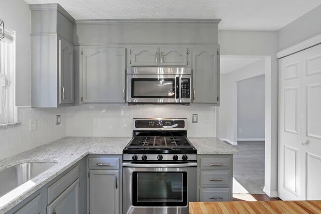 Building Photo - 5399 Thornburg Ct