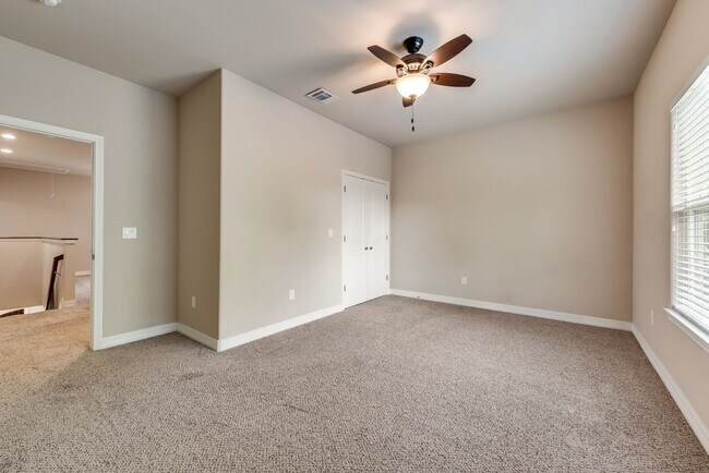 Building Photo - AVAILABLE NOW 4 BEDROOM 2.5 BATH HOME IN A...