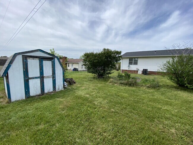 Building Photo - 1804 Sherwood Dr
