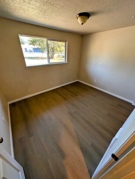 Building Photo - 10613 S Sheridan Ave