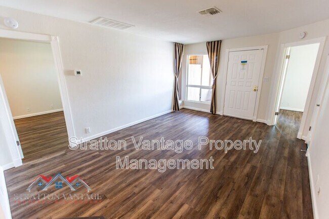 Building Photo - 427 W Pontiac Dr