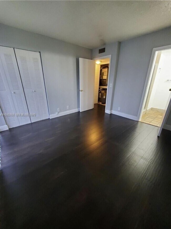 Building Photo - 3006 Coral Ridge Dr
