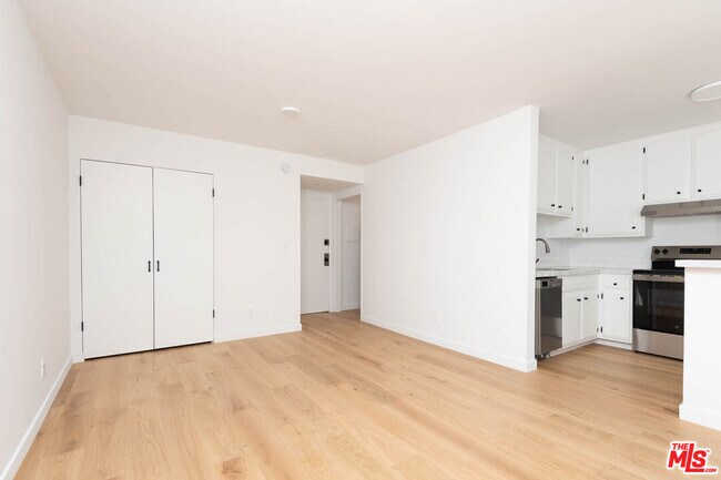 Building Photo - 5935 Chula Vista Way