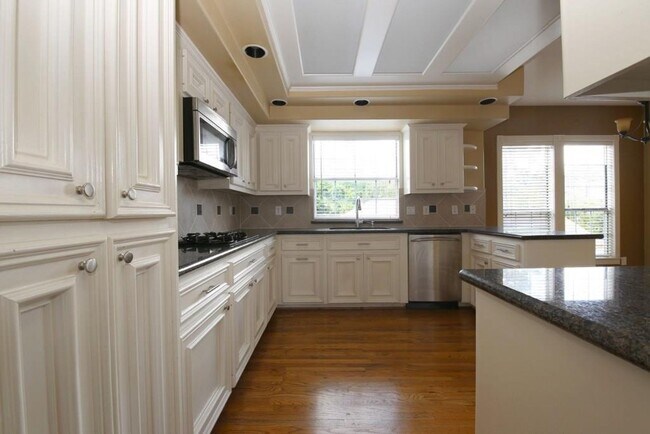 Building Photo - Stylish 3-Bedroom Townhome in Coveted Rive...
