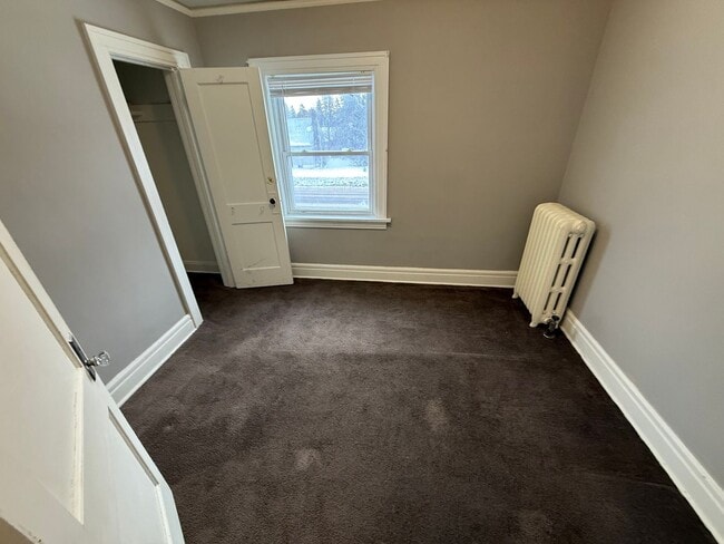 Building Photo - Duluth MN 6-Bedroom - 2-Bath - 2-Car Garage