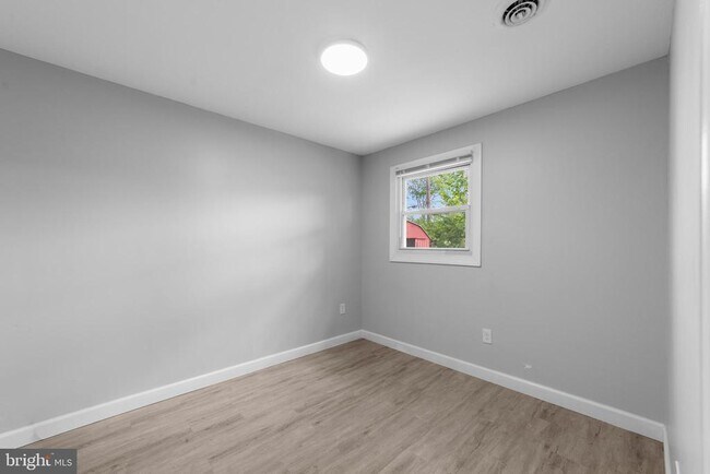Building Photo - 12 Holbrook Ln