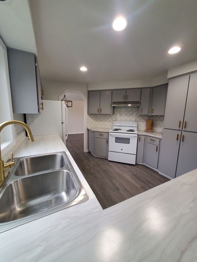 Building Photo - 3 bedroom - recently renovated home