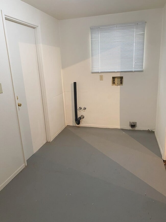 Building Photo - East End 3 Bedroom