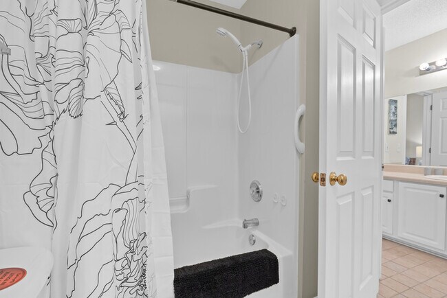 Building Photo - Furnished Rental Modern and clean