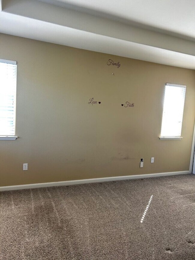 Building Photo - Spacious 4 bedroom, 2.5 Bathroom Available...