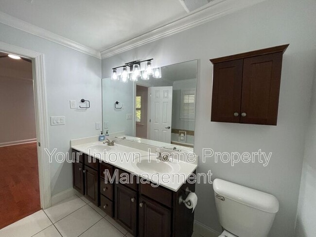 Building Photo - 652 Irwin St NE