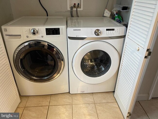 Building Photo - 5617 7th Pl S