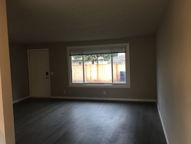 Building Photo - Lanson01