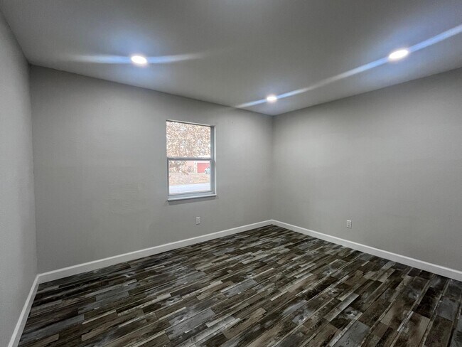 Building Photo - 838 SE Proctor Ln