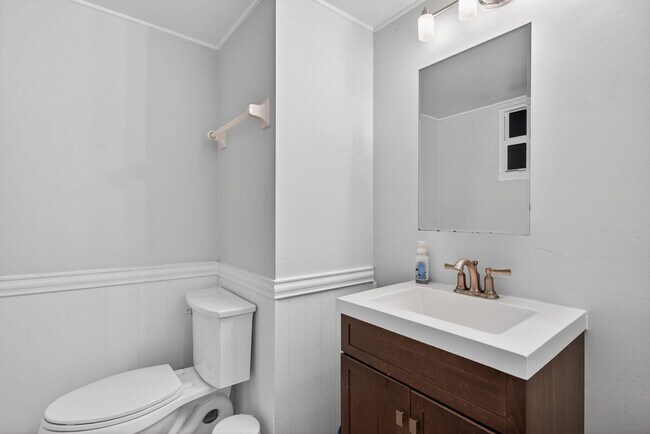 Building Photo - 107 Royal Pk Dr