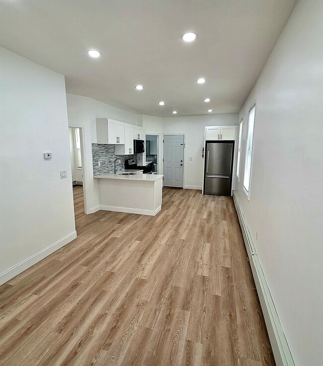 Building Photo - 129 W 27th St