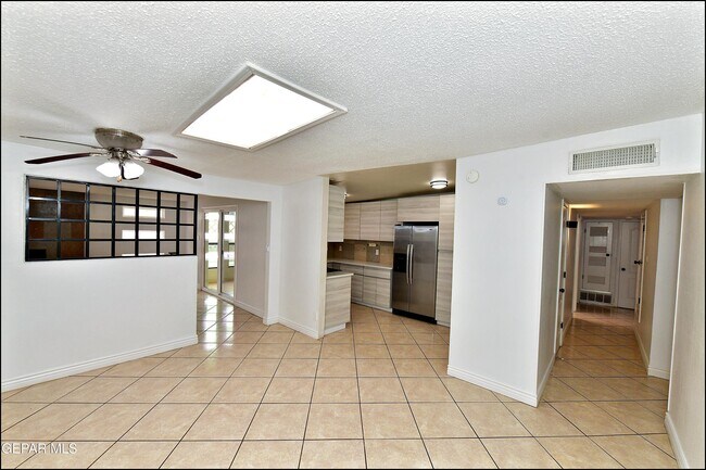 Building Photo - 10565 Murphy St