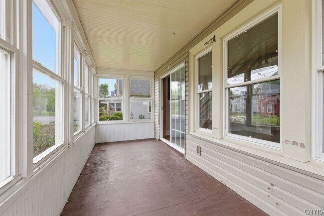 Building Photo - 122 Putnam St