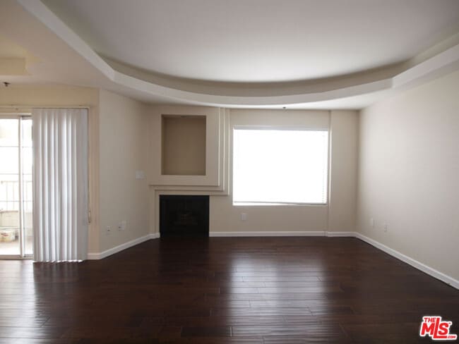 Building Photo - 10627 Moorpark St