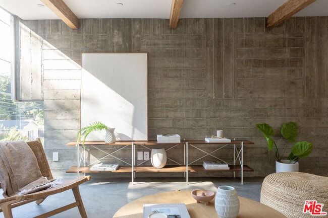 Building Photo - 8870 Wonderland Ave