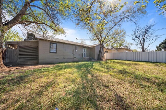 Building Photo - 1411 Sycamore St