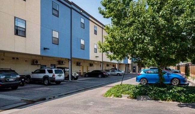 Building Photo - 2 Bed, 2.5 Bath Townhouse with 330+ Sq Ft of Commercial/Studio Space