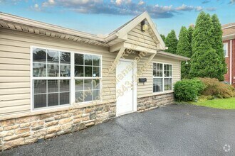 Building Photo - 2 Bedroom Townhome in Eastern School District