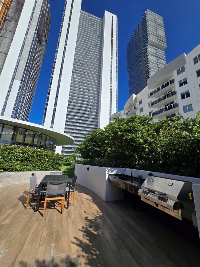 Building Photo - 700 NE 24th St