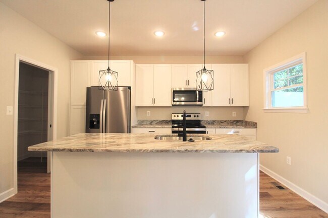 Building Photo - 3 level town home in popular Congers Creek...