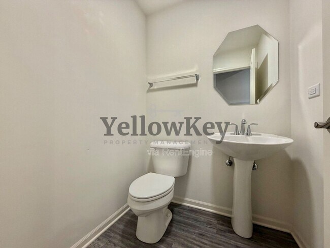 Building Photo - 1707 Carlstedt Dr