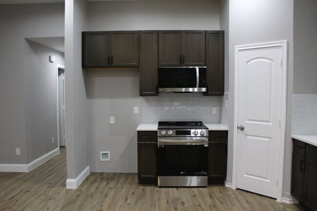 Building Photo - Beautiful 3 Bedroom / 2 Bath Home with Garage & Fenced Yard