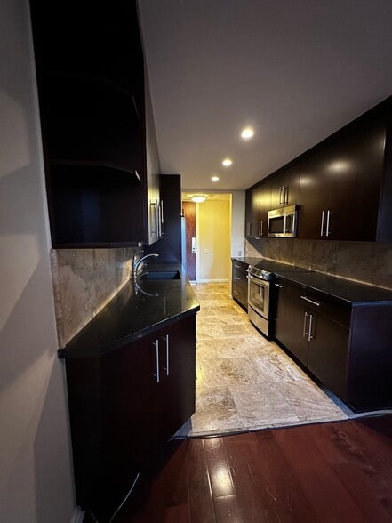 Functional kitchen - 11951 Mayfield Ave