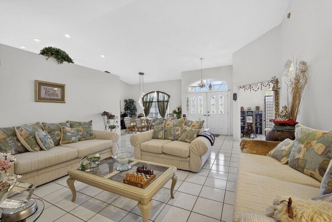 Building Photo - 1940 S Club Dr