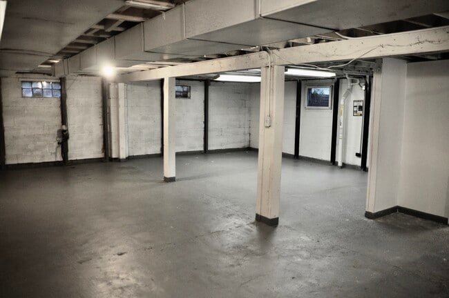 Building Photo - 110 W 12th Ave