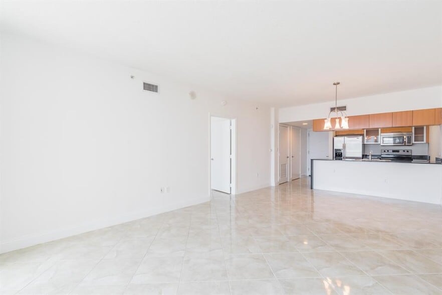 Building Photo - 1750 N Bayshore Dr