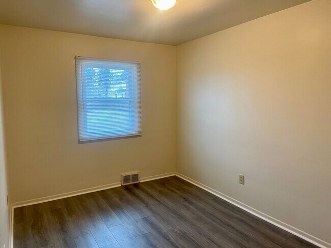 Building Photo - 2904-2910 Tamarack Drive