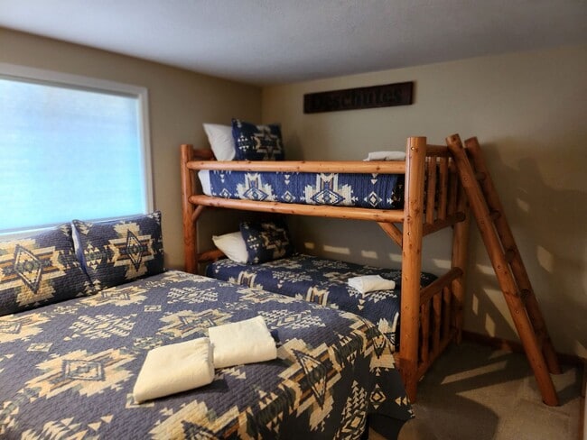 Building Photo - Seasonal Rental - Available through April ...