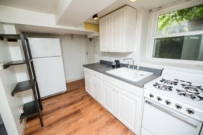 Building Photo - 2026/2027 JHU off-campus Renovated Charles Village 5bd/2ba w/ W/D & CAC Available 6/9/26