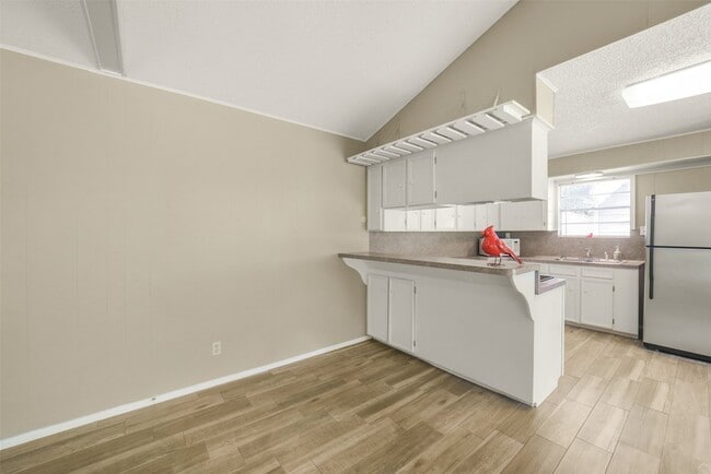 Building Photo - 23807 Red Oak Dr