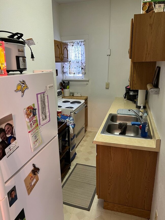 Building Photo - Great location 4 bedroom, 2 bathroom house...