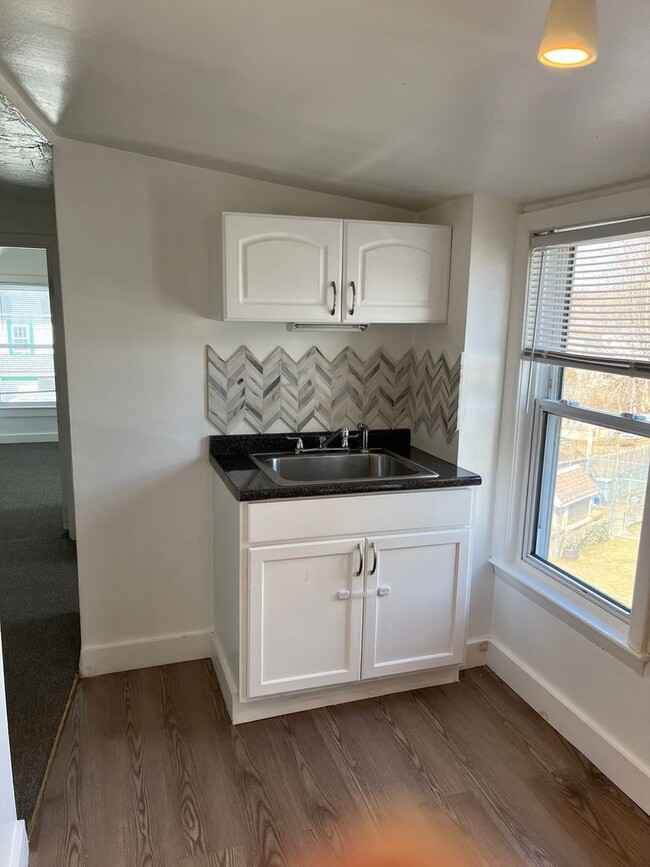Building Photo - Sunny, Clean, Quiet 2 bedroom 1 bath 2nd floor apartment