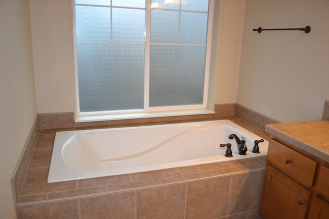 Building Photo - Beautiful Home In GREAT Location, Fireplace, Loft, Garage, W/D, Large Master and MORE!