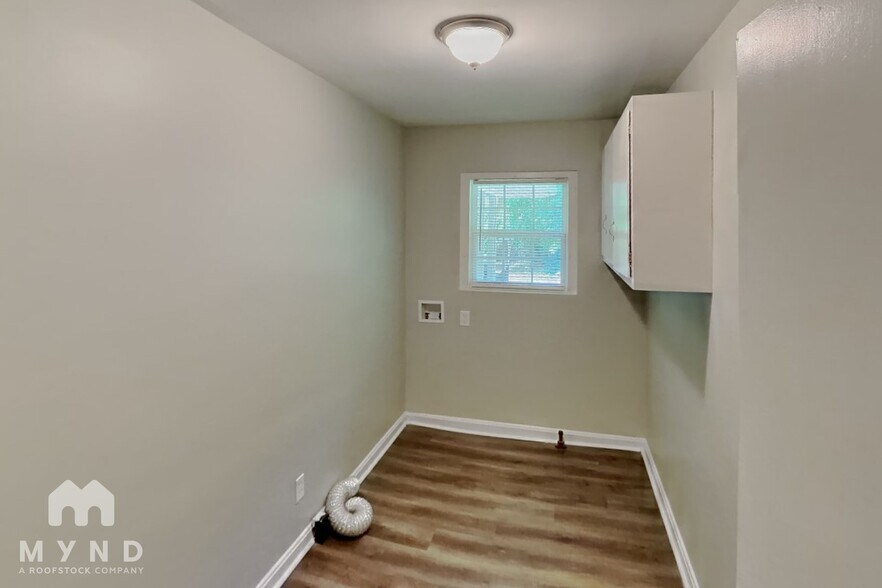 Building Photo - 5201 Pinebrook Dr