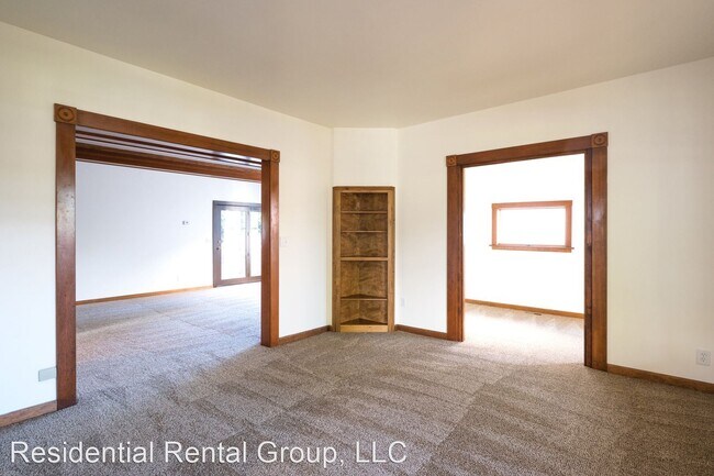 Building Photo - 4 br, 2.5 bath House - 641 East Main Street