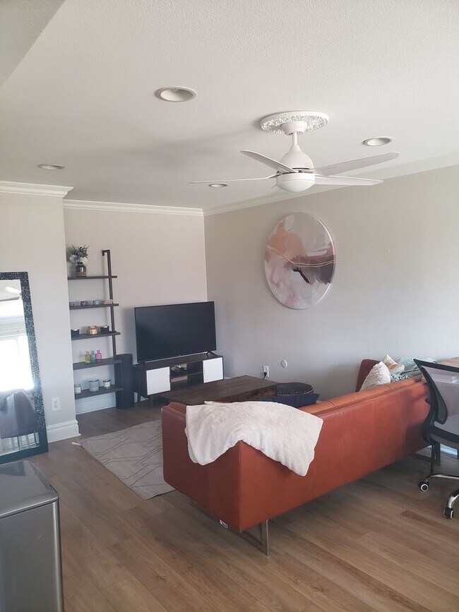 Building Photo - Stylishly Updated 2BR Townhome Near City Park Denver