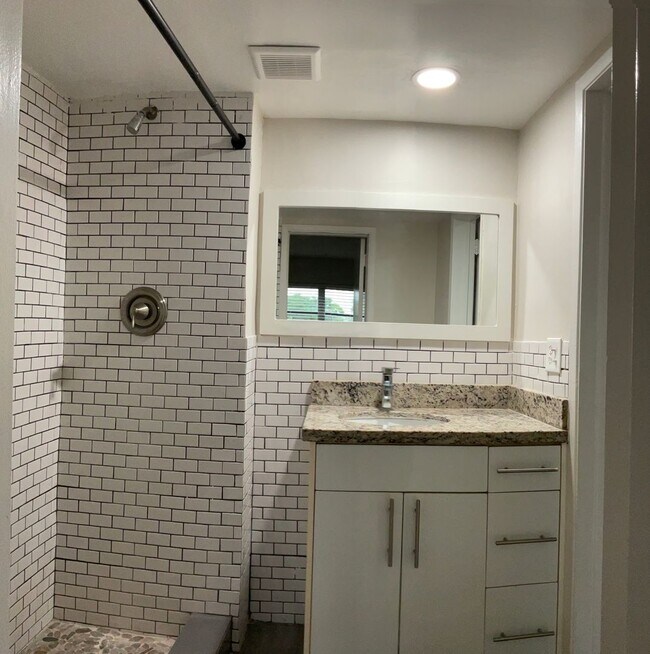 Building Photo - Up to 2 Months Free! Spacious 1/1 in Centr...