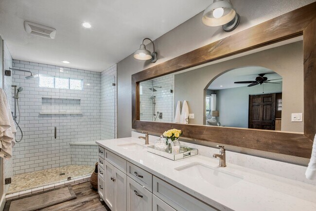 Building Photo - **STUNNING 3 BEDROOM/2 BATHROOM FULLY RENOVATED HOME IN SCOTTSDALE!! (THUNDERBIRD & 52ND ST)**