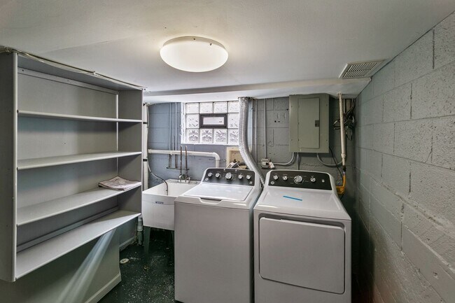 Building Photo - 14500 Sawyer Ave